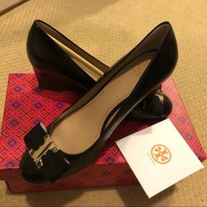 Tory Burch - Gemini Link Bow Wedge (size 7.5)